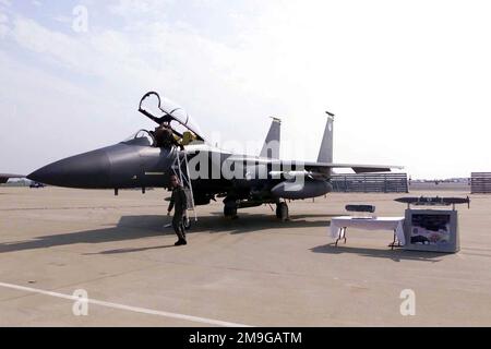 F-15E Strike Eagle, combattant tactique de deux places, toutes saisons, exposé statique à l'appui du Séminaire du Commandant suprême des forces alliées de l'Atlantique (SACLANT) tenu à la Langley Air Force, en Virginie. Le séminaire du SACLANT a réuni 100 délégués de 18 pays, l'objectif étant de réunir les dirigeants de l'OTAN pour discuter des questions d'un point de vue maritime et nord-américain et de donner aux dirigeants une occasion pratique. Base: Langley Air Force base État: Virginia (va) pays: Etats-Unis d'Amérique (USA) scène Major Command montré: ACC Banque D'Images