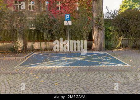 Parking gratuit pour les personnes handicapées, panneau d'information. Banque D'Images