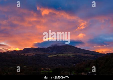 Paysage de nuages spectaculaires au-dessus de Moel Siabod dans le parc national de Snowdonia, au nord du pays de Galles Banque D'Images