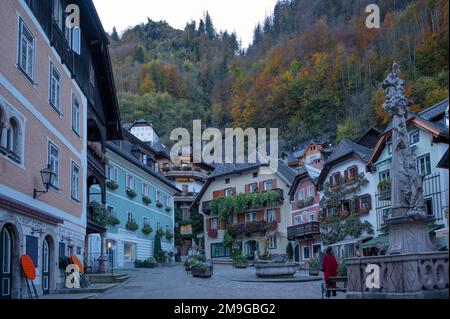 Hallstatt, Autriche. Vue sur une rue centrale avec des maisons de chalets en bois colorées, restaurant, boutiques et cafés capturés à Hallstatt, Autriche. Banque D'Images