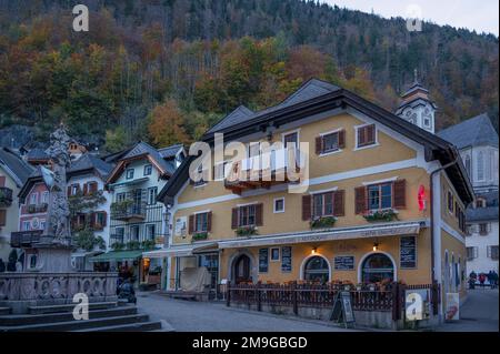 Hallstatt, Autriche. Vue sur une rue centrale avec des maisons de chalets en bois colorées, restaurant, boutiques et cafés capturés à Hallstatt, Autriche. Banque D'Images