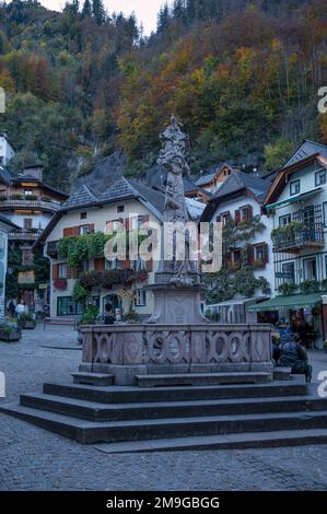 Vue sur la Statue de Heiligen Dreipaltigkeit, place centrale de Hallstatt Autriche Banque D'Images