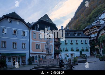 Hallstatt, Autriche. Vue sur une rue centrale avec des maisons de chalets en bois colorées, restaurant, boutiques et cafés capturés à Hallstatt, Autriche. Banque D'Images