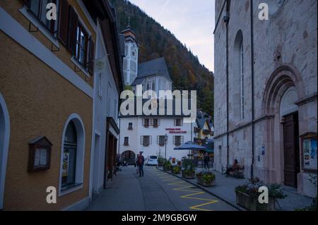 Hallstatt, Autriche. Vue sur une rue centrale avec des maisons de chalets en bois colorées, restaurant, boutiques et cafés capturés à Hallstatt, Autriche. Banque D'Images