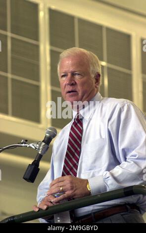 Saxby Chambliss, membre du Congrès de Géorgie, s'adresse aux gardes nationaux de l'air de Géorgie et aux femmes de l'escadre de la bombe de 116th à la base aérienne de Robins, en Géorgie. Le congressiste a répondu à des questions sur la récente décision du ministère de la Défense de couper l'argent volant de l'unité à partir de 1 octobre, désactivant ainsi l'bombardier B-1 danseur dans l'unité de la Garde aérienne. Le député, membre du Comité des services armés, a déclaré qu'il était surpris et choqué par cette décision. Base: Warner Robins Air Force base État: Géorgie (GA) pays: États-Unis d'Amérique (USA) scène Major Command montré: ACC Banque D'Images