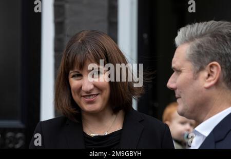 Rachel Reeves, députée de Shadow Chancelier de l'Echiquier, photographiée à Bootle, Merseyside avec le chef du parti Sir Keir Starmer, député, le jour du début de la conférence du Parti travailliste de 2022 à Liverpool. Banque D'Images