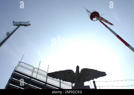 Aero Club, Côme - Eagle Sculpture Wide Shot Banque D'Images