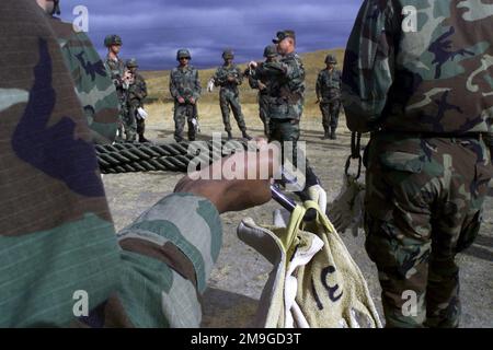 Le sergent de commandement, le major Kevin P. Edwards, de l'aire d'entraînement des forces de réserve de Parcs (Camp Parks), donne des instructions aux membres participant à l'opération GOLDEN MEDIC sur l'alpinisme militaire de base à Camp Parks, à Dublin, en Californie. Les forces de la Réserve de tout le pays participent à GOLDEN MEDIC, un exercice médical de terrain à plusieurs unités, au cours duquel l'armée transporte des victimes simulées depuis la ligne de front à travers diverses zones de rassemblement jusqu'à une tente principale. Objet opération/série: GOLDEN MEDIC 2001 base: Camp Parks, Dublin État: Californie (CA) pays: États-Unis d'Amérique (USA) Banque D'Images