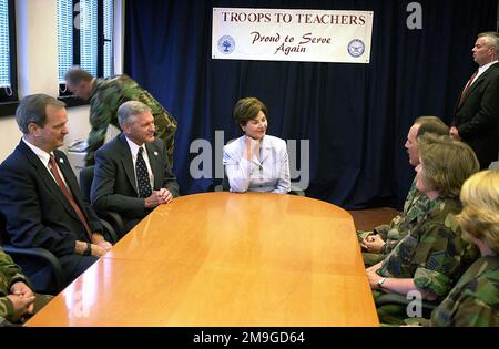 Mme Bush et, tout de suite, le Dr John Gantz, directeur du programme des troupes aux enseignants, et le colonel retraité de la Force aérienne Joseph Gaskin, enseignant de Raleigh, NC, discutent du programme des troupes aux enseignants avec les membres intéressés de la base aérienne d'Aviano. Lors de sa première visite en Europe, la première dame des États-Unis a visité la base aérienne d'Aviano, en Italie, vendredi, pour promouvoir le programme des troupes aux enseignants. Mme Laura Bush a parlé à plus de 500 personnes de Hangar One des récompenses de l'enseignement des enfants américains et de la nécessité d'enseignants qualifiés dans tout le pays. Actuellement, 4 000 anciens militaires sont présents Banque D'Images