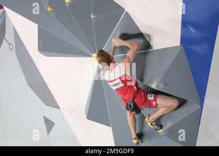 5 AOÛT 2021 - TOKYO, JAPON: Jakob SCHUBERT d'Autriche participe à la finale de Boulodering combiné hommes d'escalade sportive aux Jeux Olympiques de Tokyo 2020 ( Banque D'Images