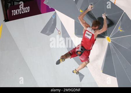 5 AOÛT 2021 - TOKYO, JAPON: Jakob SCHUBERT d'Autriche participe à la finale de Boulodering combiné hommes d'escalade sportive aux Jeux Olympiques de Tokyo 2020 ( Banque D'Images