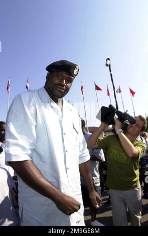 Shaquille O'Neal, Center for Los Angeles Laker basketball team and Musician, modère un béret des forces de sécurité qu'il a reçu du PERSONNEL Sergent Andre Murray, 568th Security Forces Squardon, lors de sa visite à la base aérienne de Ramstein, en Allemagne, pour aider à promouvoir son nouvel album « Shabille O'Neal présente ses Super Friends, Volume I ». Base: Ramstein Air base État: Rheinland-Pfalz pays: Deutschland / Allemagne (DEU) scène Major Command illustré: USAFE Banque D'Images