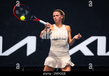 Camila Giorgi d'Italie en action contre Anastasia Pavlyuchenkova de Russie lors de la première partie de l'Open d'Australie 2023, Grand tournoi de tennis Slam sur 17 janvier 2023 à Melbourne, Australie - photo: Rob Prange/DPPI/LiveMedia Banque D'Images