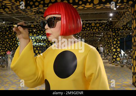 TOKYO, JAPON - 18 janvier 2023 : grand modèle de Yayoi Kusama dans un magasin éclair dans la région de Harajuku à Tokyo avec la collaboration de Yayoi Kusama et Louis Vuitton. Banque D'Images