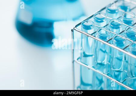 Tubes à essai et erlenmeyer remplis d'échantillons de produits chimiques bleus en laboratoire de chimie. Verrerie dans la recherche médicale. Laboratoire scientifique pour B Banque D'Images