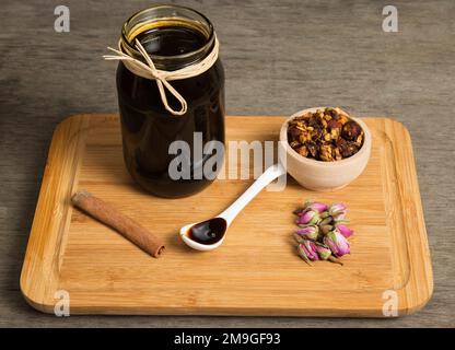 Mélasse de raisin dans un pot, avec granola Banque D'Images