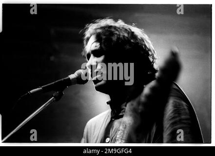 JEFF BUCKLEY, RARE UK TOURNÉE PICTURES, 1995 : Jeff Buckley (1966-1991) joue au Fleece and Firkin à Bristol, en Angleterre, le 15 janvier 1995 lors de sa tournée européenne Mystery White Boy. Images inédites de négatifs redécouverts en 2016. Photographie : ROB WATKINS. INFO : Jeff Buckley, un auteur-compositeur-interprète américain des années 90, possédait une voix éthérée et un profond talent d'auteur-compositeur. Son interprétation envoûtante de 'Hallelujah' et son premier album 'Grace' ont consolidé son statut de figure légendaire du rock alternatif, malgré sa carrière tragiquement courte. Banque D'Images