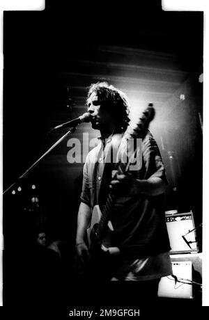 JEFF BUCKLEY, RARE UK TOURNÉE PICTURES, 1995 : Jeff Buckley (1966-1991) joue au Fleece and Firkin à Bristol, en Angleterre, le 15 janvier 1995 lors de sa tournée européenne Mystery White Boy. Images inédites de négatifs redécouverts en 2016. Photographie : ROB WATKINS. INFO : Jeff Buckley, un auteur-compositeur-interprète américain des années 90, possédait une voix éthérée et un profond talent d'auteur-compositeur. Son interprétation envoûtante de 'Hallelujah' et son premier album 'Grace' ont consolidé son statut de figure légendaire du rock alternatif, malgré sa carrière tragiquement courte. Banque D'Images