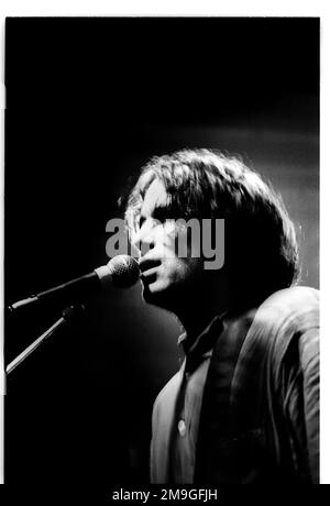 JEFF BUCKLEY, RARE UK TOURNÉE PICTURES, 1995 : Jeff Buckley (1966-1991) joue au Fleece and Firkin à Bristol, en Angleterre, le 15 janvier 1995 lors de sa tournée européenne Mystery White Boy. Images inédites de négatifs redécouverts en 2016. Photographie : ROB WATKINS. INFO : Jeff Buckley, un auteur-compositeur-interprète américain des années 90, possédait une voix éthérée et un profond talent d'auteur-compositeur. Son interprétation envoûtante de 'Hallelujah' et son premier album 'Grace' ont consolidé son statut de figure légendaire du rock alternatif, malgré sa carrière tragiquement courte. Banque D'Images