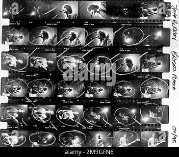 Contact Sheet for JEFF BUCKLEY, RARE UK TOURNÉE PICTURES, 1995 : Jeff Buckley (1966-1991) jouant en concert au Fleece and Firkin à Bristol, Angleterre, le 15 janvier 1995 lors de sa tournée européenne Mystery White Boy. Images inédites de négatifs redécouverts en 2016. Photographie : ROB WATKINS. INFO : Jeff Buckley, un auteur-compositeur-interprète américain des années 90, possédait une voix éthérée et un profond talent d'auteur-compositeur. Son interprétation envoûtante de 'Hallelujah' et son premier album 'Grace' ont consolidé son statut de figure légendaire du rock alternatif, malgré sa carrière tragiquement courte. Banque D'Images