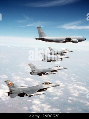 010813-F-7910D-005. [Complete] Scene Caption: US Air Force (USAF) F-16 Fighting Falcon du 79th Fighter Squadron, Shaw AFB, Caroline du Sud (SC) voler une formation de pointe d'aile avec un KC-135R Stratotanker pour la 916th Air Fighting Wing (ARW), 77th Aerial Fighters, Seymour Johnson AFB, SC, Pendant l'exercice Tiger Meet of the Americas qui s'est tenu à l'AFB de Buckley, Colorado (CO). La rencontre du tigre inaugural des Amériques a rassemblé des unités volantes de toute l'Amérique du Nord qui ont un tigre ou un grand chat comme symbole d'unité. La rencontre du tigre des Amériques Banque D'Images