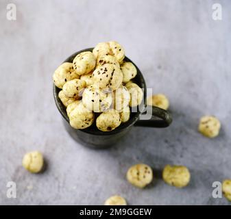 Makhana, également appelé Lotus Seeds ou Fox noix sont des collations sèches populaires de l'Inde, servies dans un bol Banque D'Images