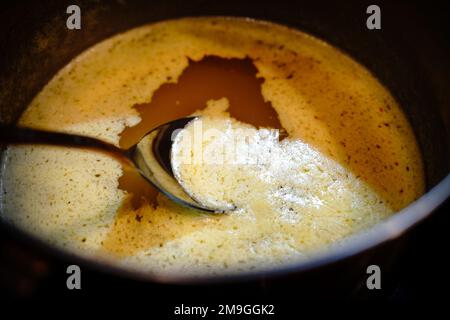 Processus de cuisson du ghee | Comment faire du beurre clarifié à la maison, foyer sélectif Banque D'Images