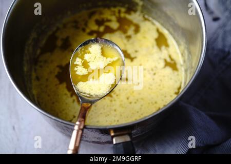 Processus de cuisson du ghee | Comment faire du beurre clarifié à la maison, foyer sélectif Banque D'Images