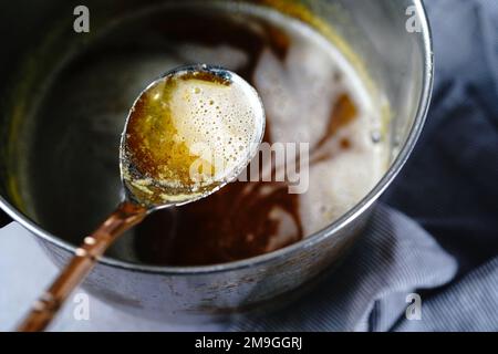 Processus de cuisson du ghee | Comment faire du beurre clarifié à la maison, foyer sélectif Banque D'Images