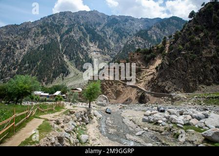 Vue du village de Shaikhanandah, vallée de Bumburet, Pakistan Banque D'Images