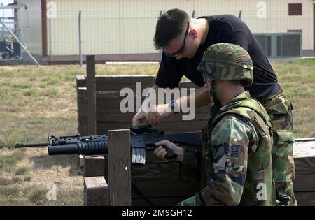 Le sergent D'ÉTAT-MAJOR (SSGT) Brian Pederson et SSGT Richard Hunt, 39th escadron des forces de sécurité, base aérienne d'Incirlik, Turquie, ajustent la vue du quadrant Reflex sur un lanceur de grenade M-203 fixé au fusil M16A2 Colt de 5,56 mm. L'entraînement aux armes, l'une des catégories jugées lors du défi des défenseurs des forces aériennes américaines en Europe. Les membres de l'escadron 39th des forces de sécurité se disputeront une partie de l'équipe de huit membres de l'USAFE pour participer à une compétition à l'échelle de la Force aérienne à la fin d'octobre. Base: Incirlik Air base, Adana pays: Turquie (TUR) scène Major Command montré: USAFE Banque D'Images