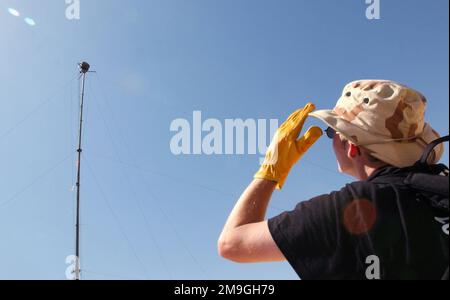 L'AVIATEUR PRINCIPAL (SRA) DE L'US Air Force (USAF) Jeremy Rowland, 283rd combat Communications Squadron, Texas Air National Guard (ANG) vérifie l'antenne qui servira d'interface pour les lignes de câble au cours de l'exercice BRIGHT STAR 01-02. Bright Star est un exercice multinational impliquant plus de 74 000 soldats de 44 pays qui renforce la stabilité régionale et la coopération militaire entre les militaires américains nos alliés clés et nos partenaires régionaux. Sujet opération/série: BRIGHT STAR 01-02 base: Le Caire Ouest pays: Egypte (EGY) Banque D'Images