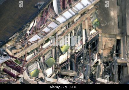 Vue en grand angle montrant les dommages causés au mur de l'anneau occidental du bâtiment du Pentagone après les attaques de 11 septembre 2001. (Image sous-standard). Base: Pentagone État: District de Columbia (DC) pays: Etats-Unis d'Amérique (USA) Banque D'Images