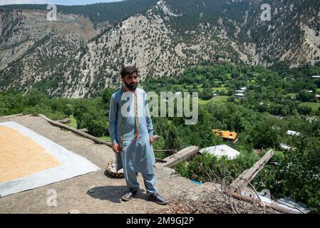 Kalash homme adulte avec des vêtements musulmans traditionnels, vallée de Bumburet, Pakistan Banque D'Images