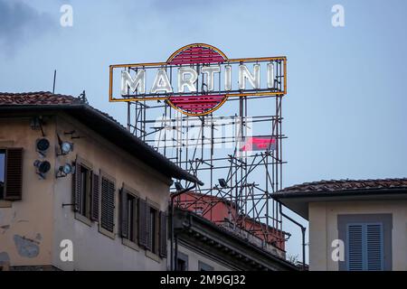 Florence, Italie. Panneau au néon Martini sur les toits de Florence. 14th septembre 2014. David Smith / Alamy Banque D'Images