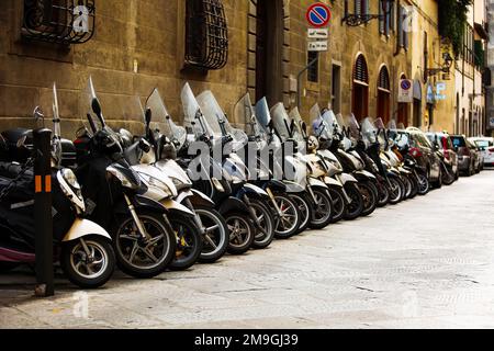 Florence, Italie. Le mode de transport pour la plupart des citadins italiens, le scooter à moteur. Rangées garées le long de la route à Florence, en Italie. 15th septembre 2014. David Smith/Alamy Banque D'Images