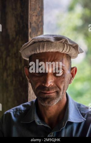 Portrait d'un homme adulte Kalash avec un chapeau de pakhol, vallée de Bumburet, Pakistan Banque D'Images