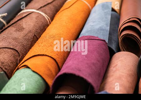 Morceaux de cuir de couleur. Matières premières pour la fabrication de sacs, portefeuilles, chaussures, vêtements et accessoires. cuir pour la main . Studio en cuir Banque D'Images