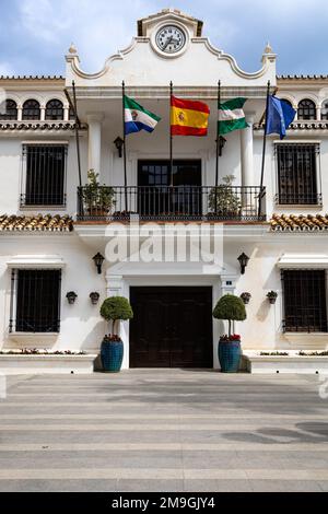 Façade de l'hôtel de ville de Mijas (Ayuntamiento de Mijas), village typique à flanc de colline blanchi à la chaux (Pueblo Blanco). Costa del sol, Andalousie, Espagne. Banque D'Images