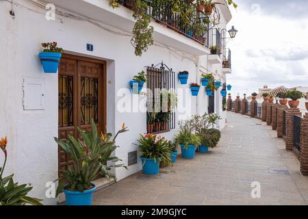 Vue sur la rue Calle Muros avec des maisons blanches et des fleurs à Mijas, village typique blanchi à la chaux (Pueblo Blanco). Costa del sol, Andalousie, Espagne. Banque D'Images