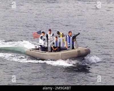 Les membres de l'équipage affectés à l'USS FITZGERALD (DDG 62) (non représenté), font patrouiller le bateau rigide gonflable de coque (RHIB) de 21 pieds tout en patrouilant le périmètre du navire. Fitzgerald est amarré à la jetée de munitions navales, à la base aérienne navale de North Island, et prend de l'ordnance après une période de révision prévue. La Marine a renforcé la sécurité des bases et des navires en raison des attaques terroristes à New York et Washington DC. Base: San Diego État: Californie (CA) pays: Etats-Unis d'Amérique (USA) Banque D'Images