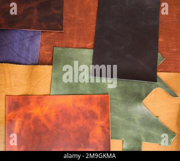 Morceaux de cuir de couleur. Matières premières pour la fabrication de sacs, portefeuilles, chaussures, vêtements et accessoires. cuir pour la main . Studio en cuir Banque D'Images