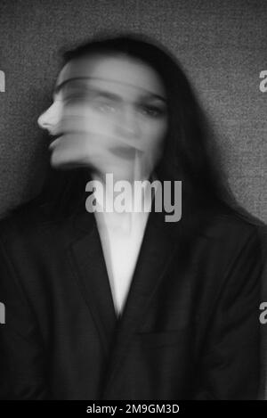 portrait fou d'une fille avec des troubles mentaux et la personnalité partagée. Noir et blanc dans un style vintage avec grain et effet de flou Banque D'Images