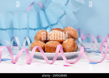 Petit allemand traditionnel 'Berliner Pfannkuchen', un donut sans trou rempli de confiture. Traditionnel servi pendant le carnaval Banque D'Images