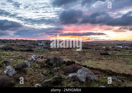 Magnifique coucher de soleil à Clooney par Portnoo dans le comté de Donegal Banque D'Images