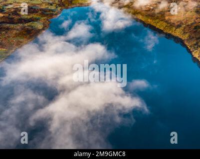 Vue aérienne de Lough fad dans le brouillard du matin, Comté de Donegal, République d'Irlande. Banque D'Images