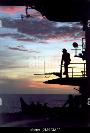 LES marins DE LA Marine AMÉRICAINE surveillent le pont de vol du porte-avions USS JOHN F. KENNEDY (CV 67) pendant les manœuvres dans la zone d'exploitation de Porto Rico. Le groupement tactique de Kennedy a commencé peu après l'attaque terroriste de 11 septembre contre le Centre mondial du commerce et le Pentagone. Base : USS John F. Kennedy (CV 67) Banque D'Images