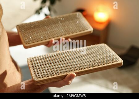 Gros plan du jeune homme tenant le tableau sadhu dans ses mains, il l'utilise dans la pratique du yoga Banque D'Images