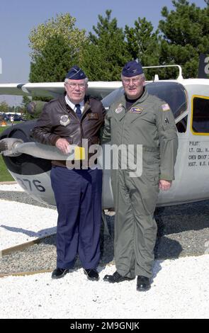 Le major général Thomas P. Maguire, USAF, nouvellement installé Adjutant général de la Garde d'État de New York et le colonel Dana B. Demand, 105th ailes de transport aérien nouvellement installées Commandant pose devant le nouvel avion d'exposition statique de l'aile aérienne 105th: Le O-2A Skymaster. L'escadre aérienne de 105th a effectué un vol de l'O-2A avant de passer à la galaxie C-5A. La 105th Air Wing est la seule unité Air Guard à piloter la C5A Galaxy. Base: Stewart Field État: New York (NY) pays: Etats-Unis d'Amérique (USA) scène Major Command montré: ANG/AMC Banque D'Images