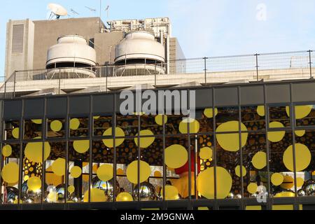 TOKYO, JAPON - 18 janvier 2023 : vue de l'extérieur de Yayoi Kusama x Louis Vuitton un magasin éclair dans la région de Harajuku à Tokyo. La Co-Op Olympii de 1960s Banque D'Images